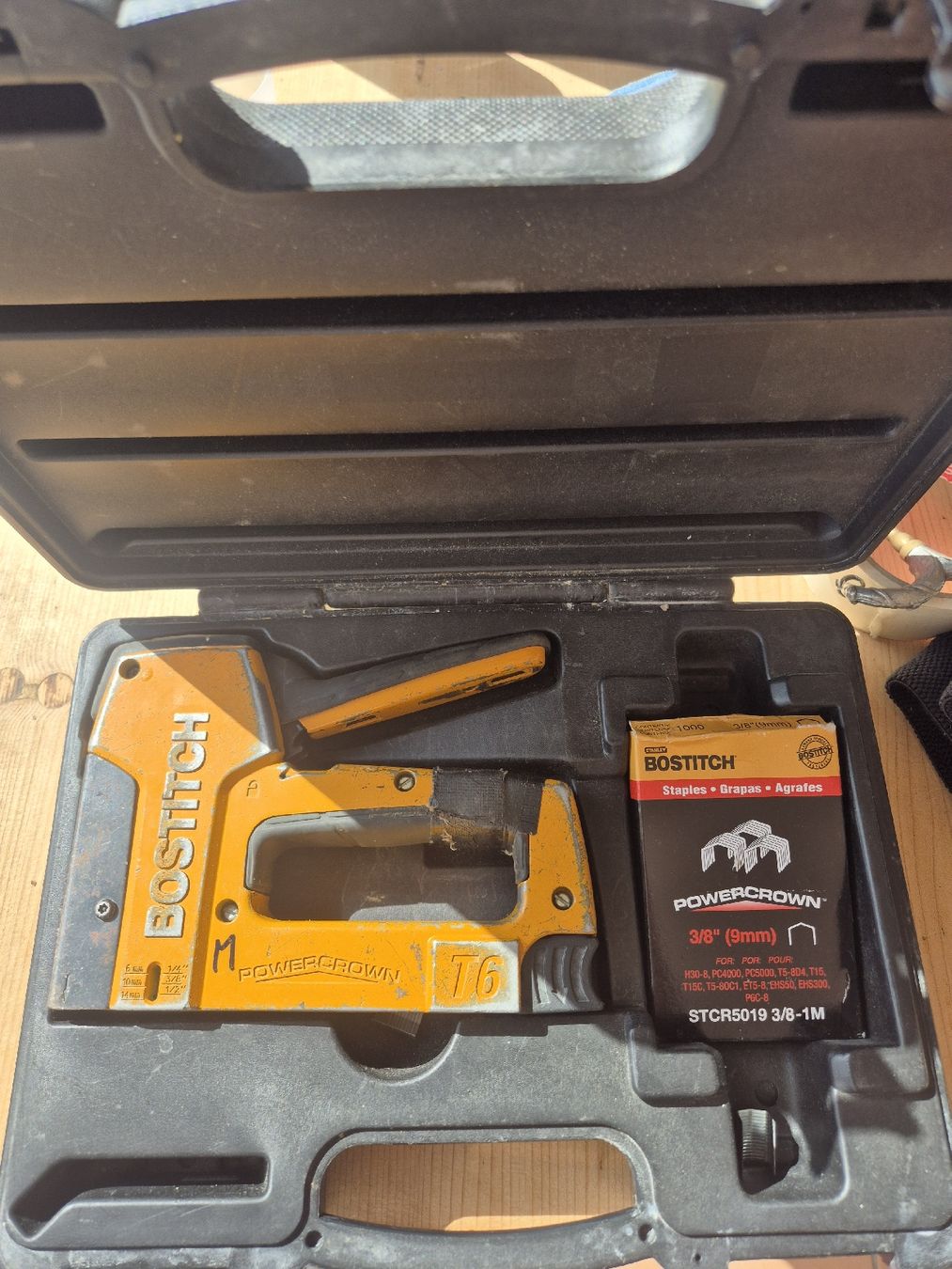 Bostitch Tutti gli attrezzi: Agrafeuse Bostitch PC8000 - Outil puissant! – Usato da La Chaux-de-Fonds venduto da Airnessman 1