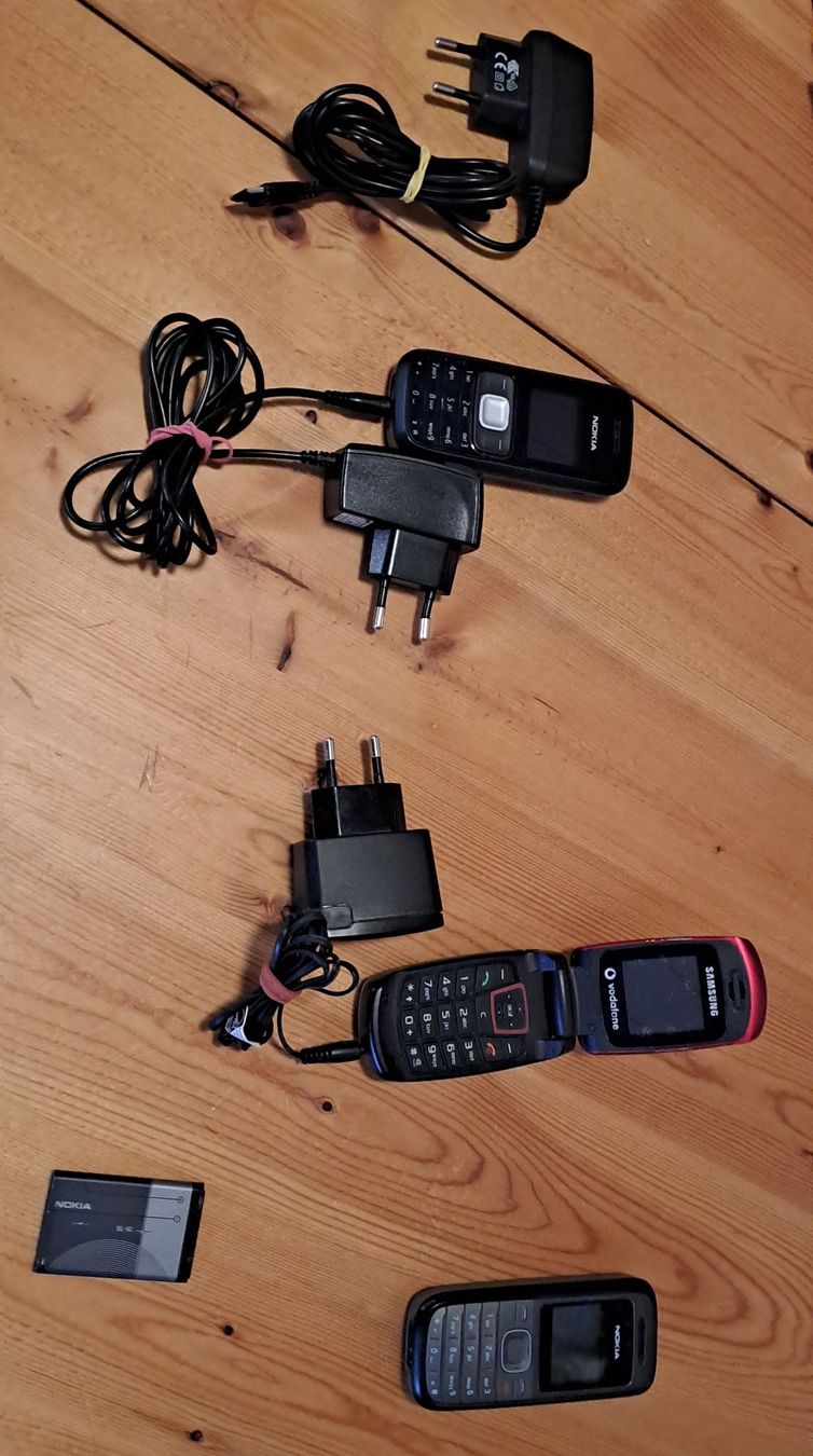 Telefoni: Alte Handys + Ladekabel – Difettoso da Münsingen venduto da Rocking 6