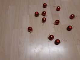 Rote Weihnachtskugeln gläzend
