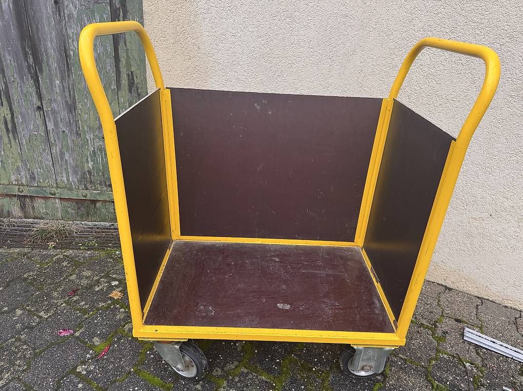 Korpus: Chariot à roulettes, trois parois. – Gebraucht aus Gland von est_thw6