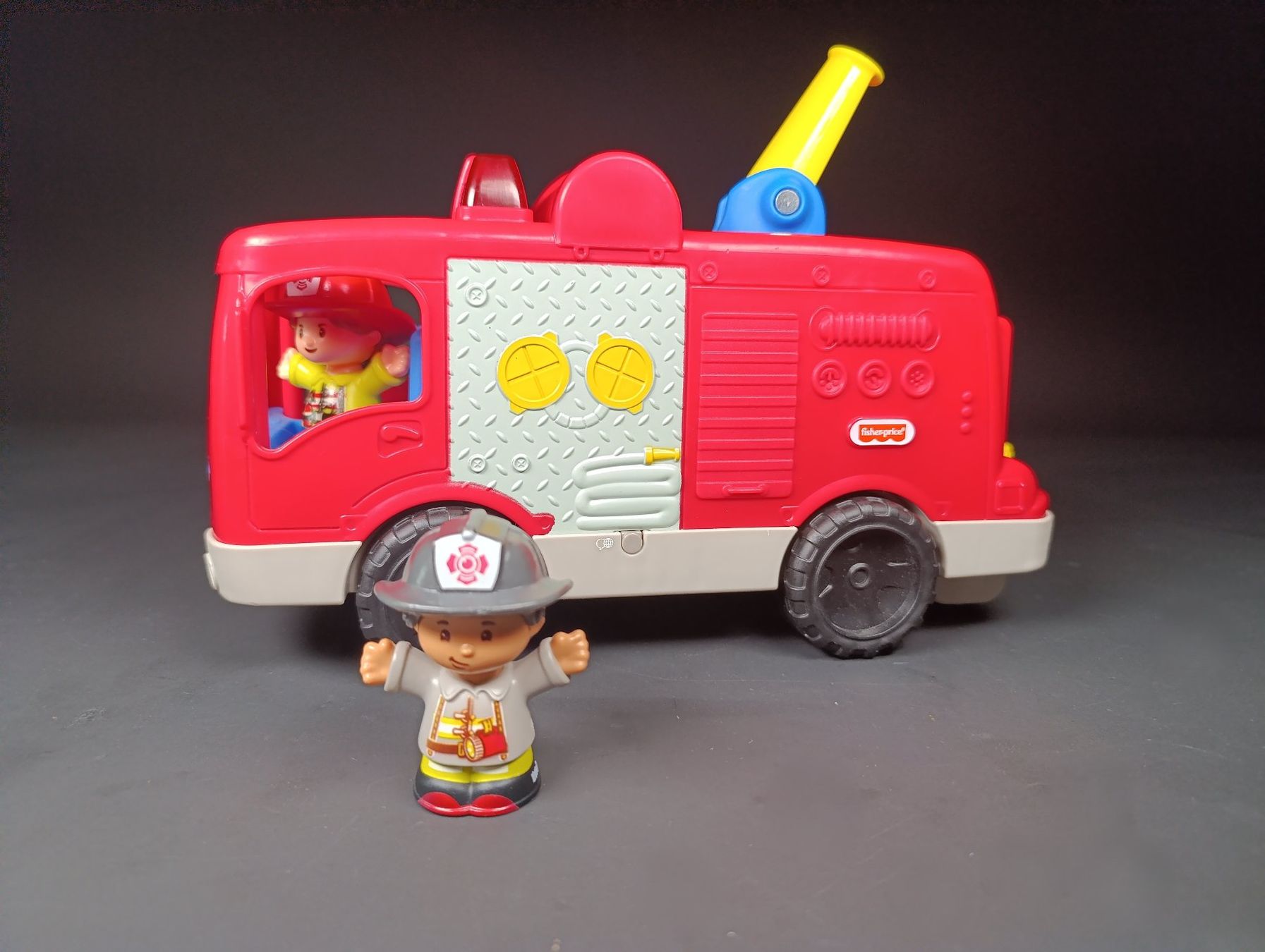 Fisher-Price Giocattoli: FISHER-PRICE camion de pompier et 2 figurines – Usato da Thielle venduto da Plusvalue_Neuchatel 1