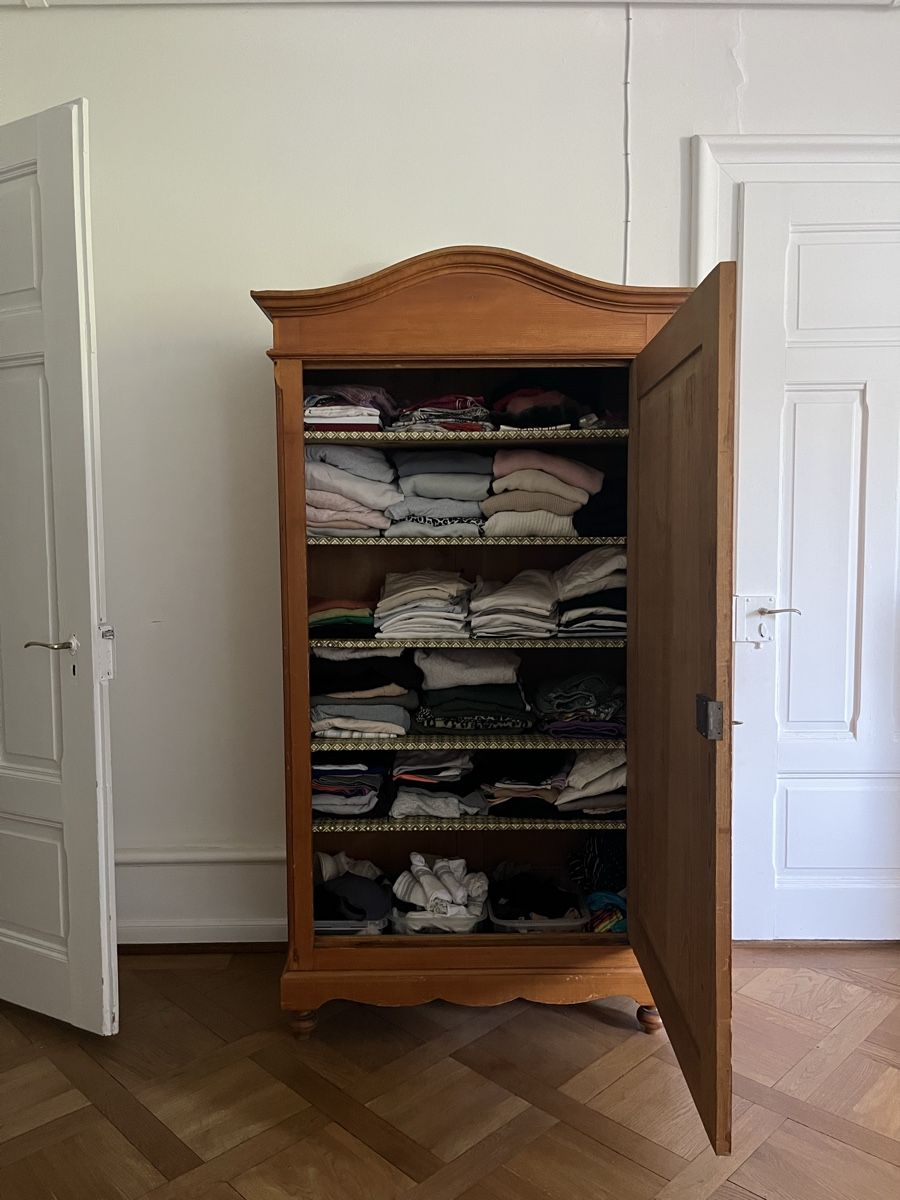 Armadi: Alter Holzschrank – Usato da Zürich venduto da evi49 1