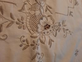 lange, schmale Zierdecke