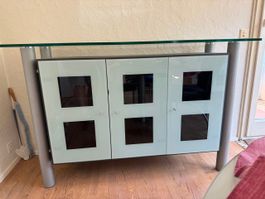 Sideboard mit Glastüren und Glasplatte, guter Zustand