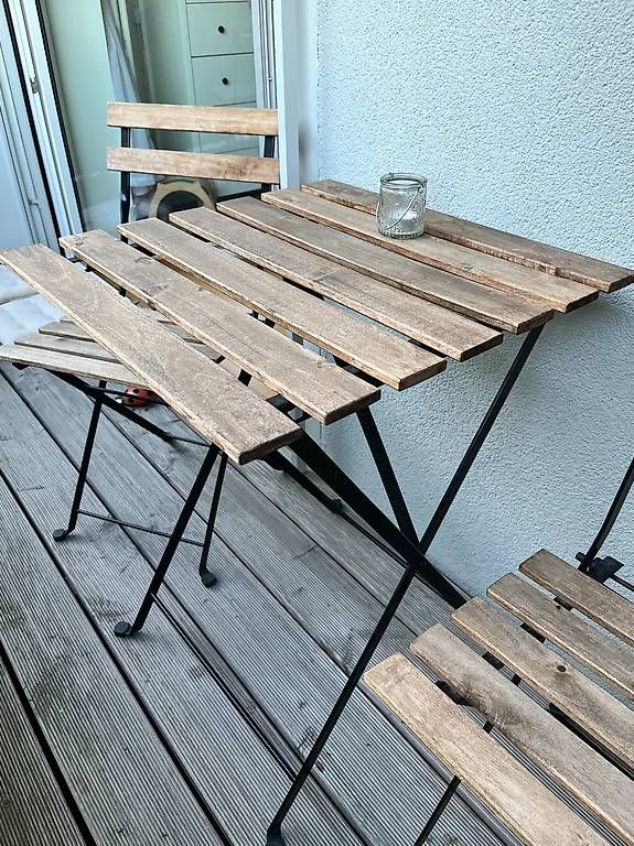 Set di tavolo e panche: Balkonset aus Holz  Tisch mit 2 Klappstühlen – Usato da Basel venduto da CocoBasel 2