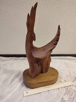 Holzskulptur eines Vogels