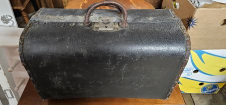 Antikes Leder-Reiseköfferchen aus den 50er Jahren. Top Deko