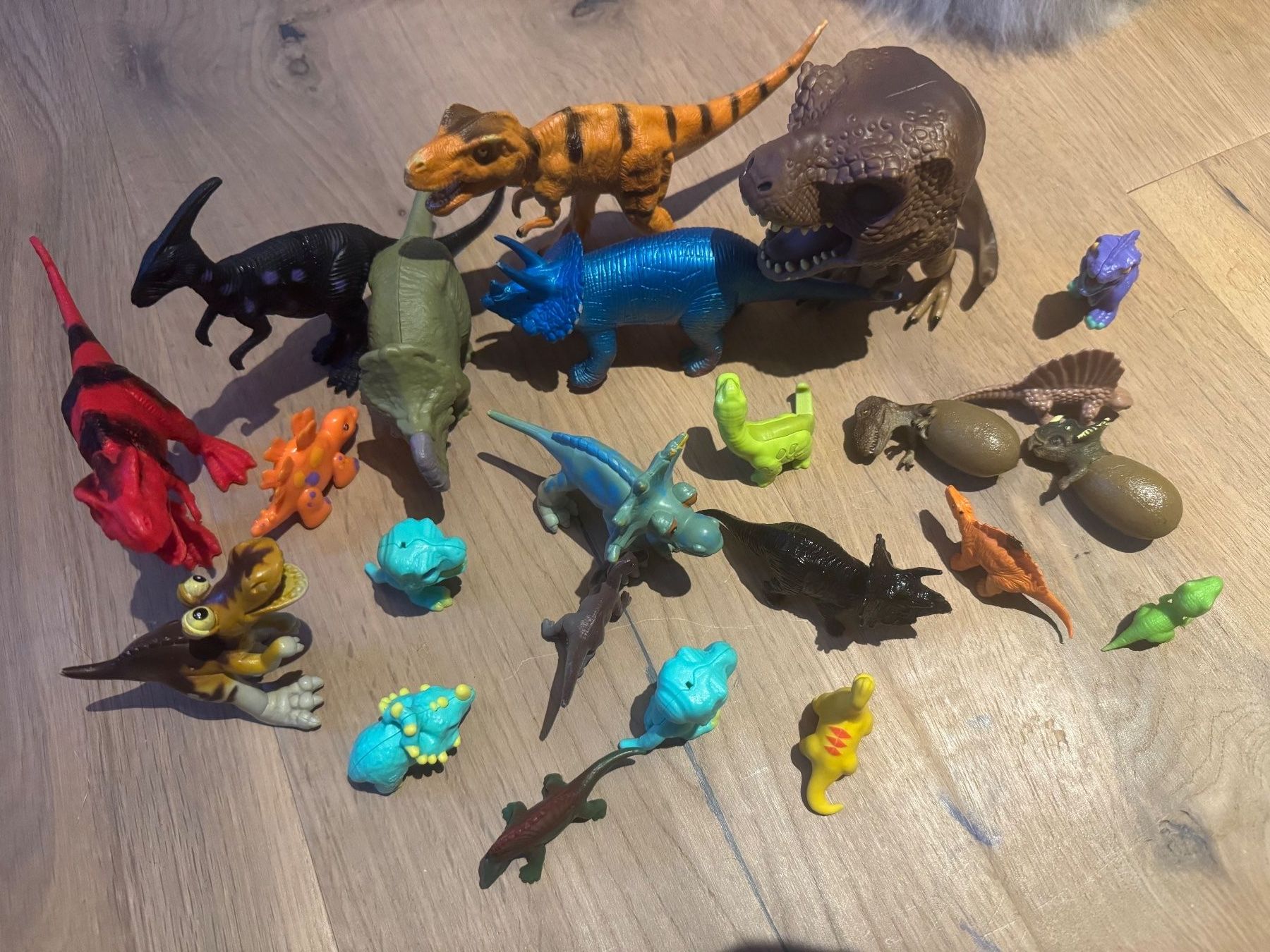 Spielzeuge: 22 kleine Dinos - Zustand io. – Gebraucht aus Flawil von hallyi