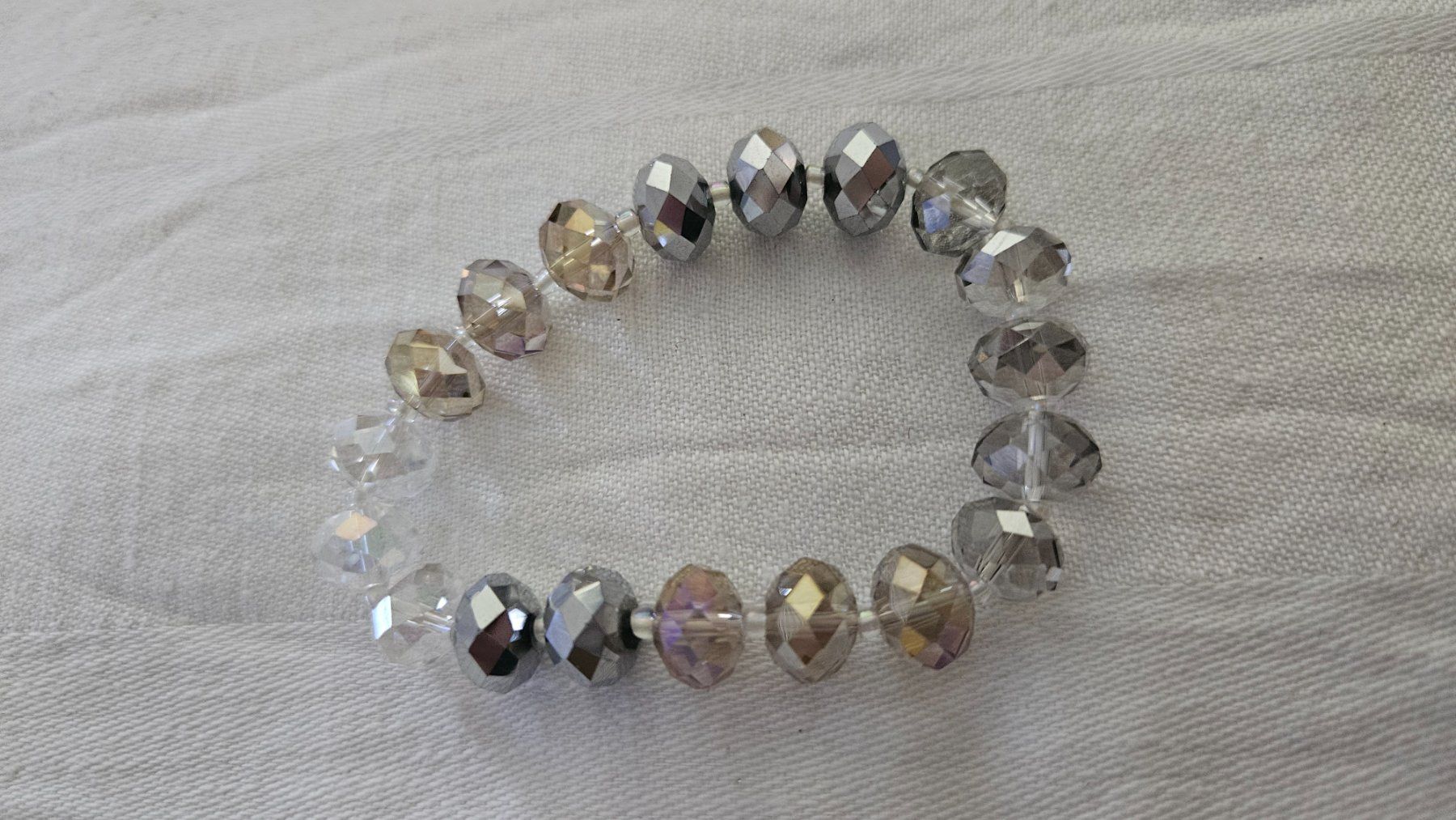 Bracciali & Braccialetti: Braccialetto elastico con perline cangianti – Usato da Melano venduto da H-Sara