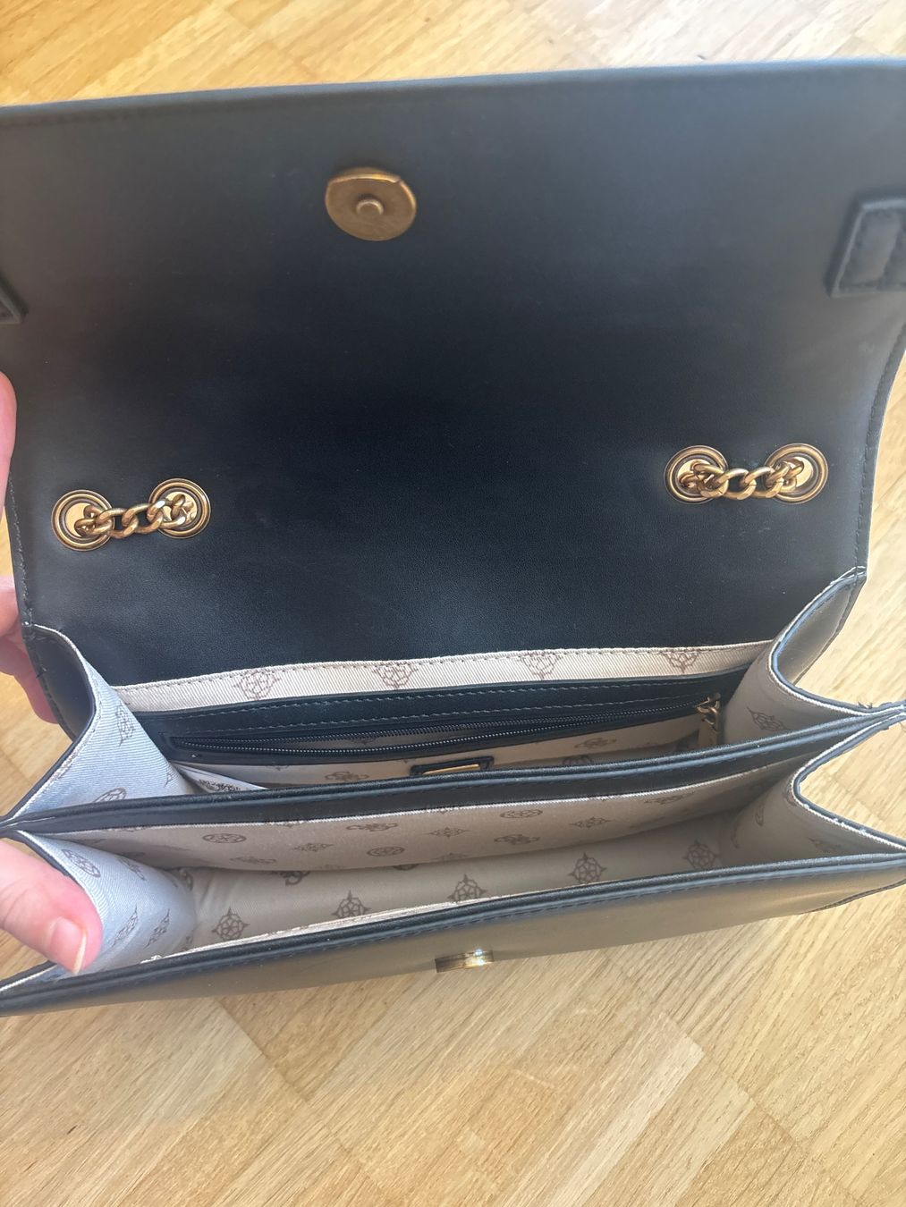 Guess Sacs femmes: Guess Schultertasche Schwarz – D'occasion à Baden par van_k2dq 3