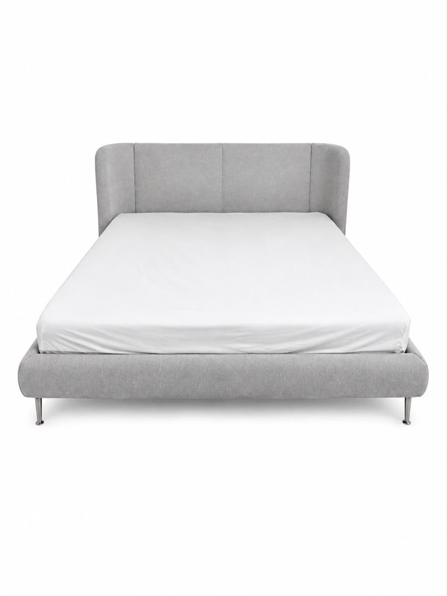 Letti: Grey upholstered bed frame with metal legs QUEEN – Usato da Luzern venduto da pfi_767j