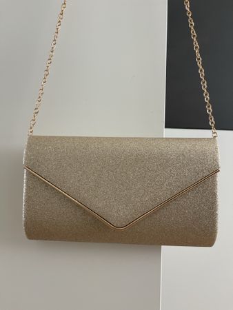 Elegante goldene Clutch mit Kette