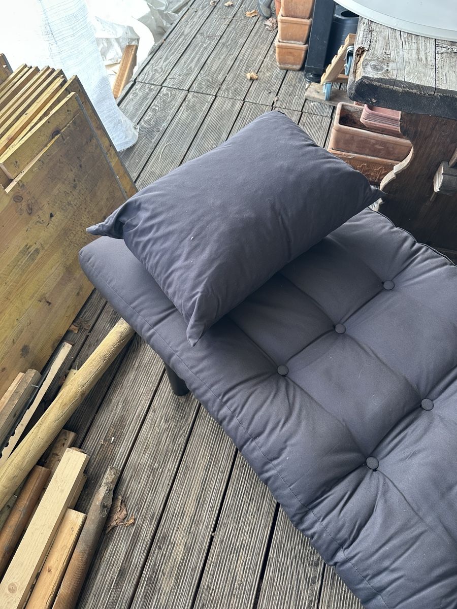 Liegen & Liegestühle: Graue Tagesliege/Couch mit Kissen – Gebraucht aus Interlaken von raphael26 4