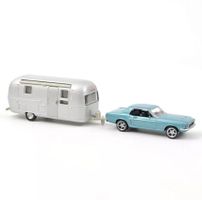Ford Mustang Coupé 1968 hellblau met. mit Airstream Wohn-