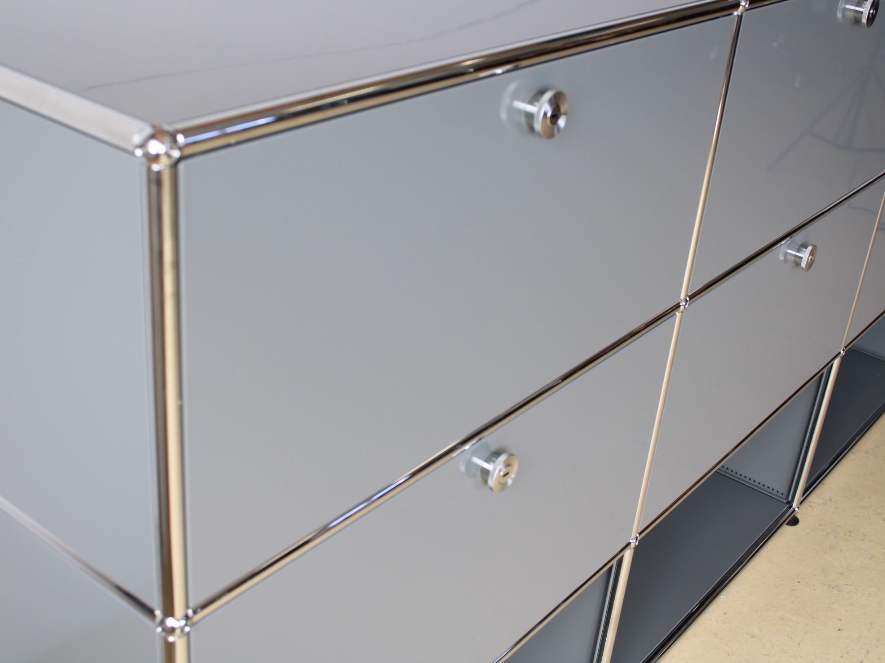 USM Cassettiere: USM Sideboard in Mittelgrau, Lieferung möglich – Usato da Meinisberg venduto da atelier_TILIJA 6