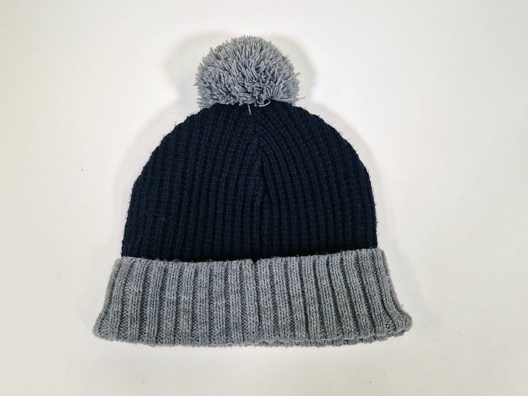H&M Altro abbigliamento per bambino: H&M Kindermütze blau/grau mit Pompon – Usato da Zollikofen venduto da Restwert_Zollikofen 1