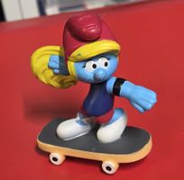 Schlumpfine auf Skateboard - Die Schlümpfe Figur