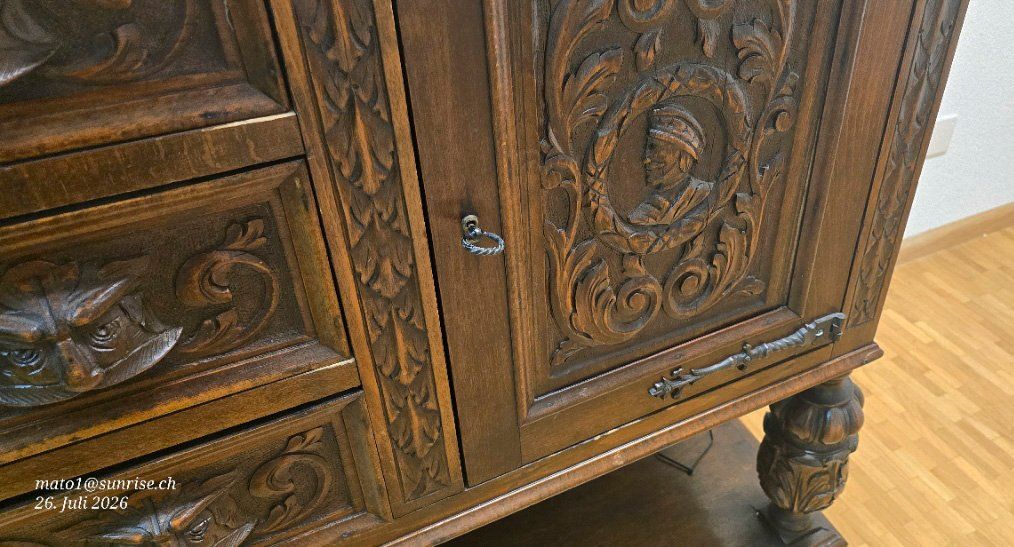 Commodes: Sideboard Holz mit Schnitzereien, gebraucht. – D'occasion à Binningen par Gorenmat 3
