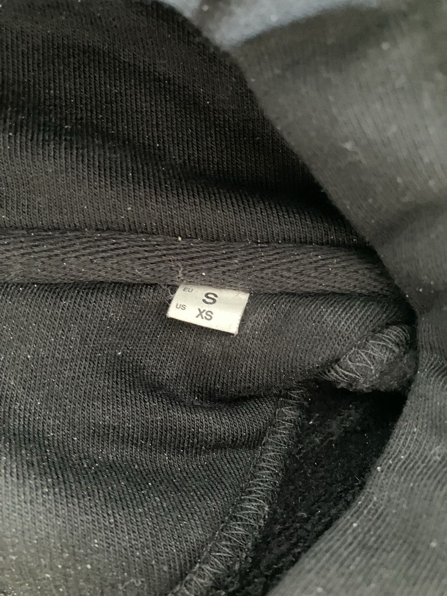 Maglioni & Felpe: Schwarzer Kapuzenpullover mit Koi-Print, Grösse S/XS – Usato da Winterthur venduto da Streisel 1