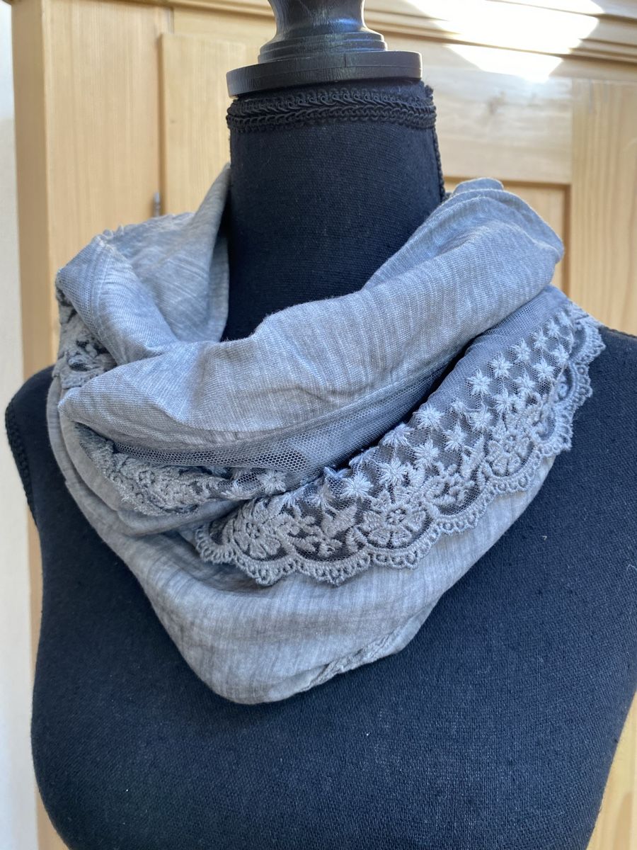 Nile Foulard & Sciarpe: Nile Loop-Schal grau mit Spitzenbesatz  – Nuovo (secondo la descrizione) da Buochs venduto da H16 3