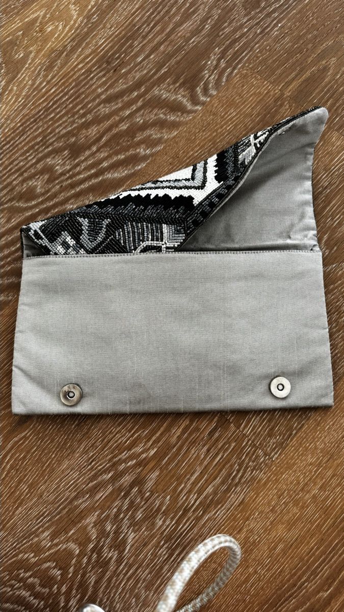 Borse da donna: Clutch "moshi" perline bianco e nero borsa nuovo – Usato da Corseaux venduto da zetajones01 2