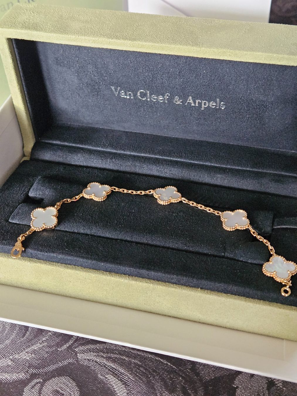 Van Cleef Bracciali & Braccialetti: Van Cleef & Arpels Alhambra Nacre Bracelet  Neuwertig – Usato da Chêne-Bourg venduto da jarry1