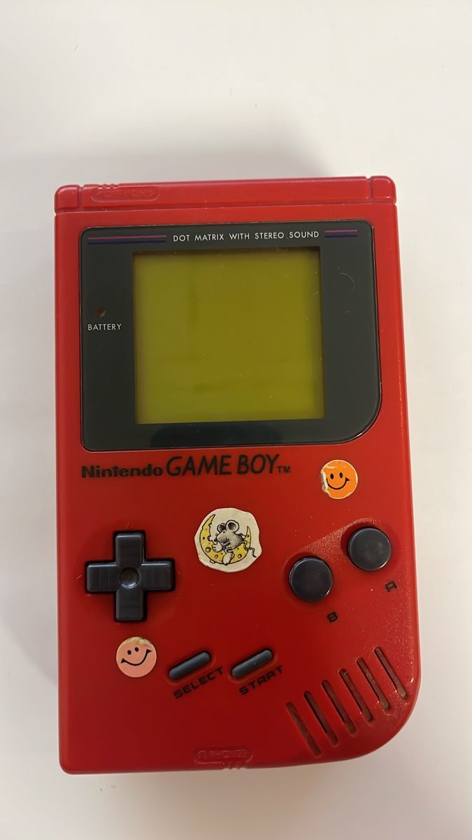 Nintendo Konsolen: Roter Game Boy, Retro-Gaming Spass – Gebraucht aus Attelwil von World_of_Comics