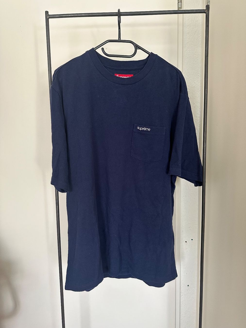 Supreme T-shirt: Supreme S/S Pocket Tee SS24 Navy – Usato da Reinach BL venduto da Tscherrer