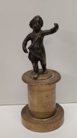 Antike Bronzefigur spielender Junge, auf Messingsockel (L3)