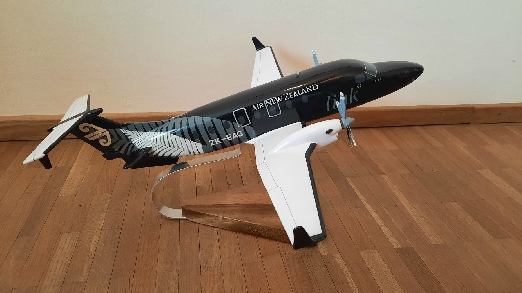 Kit di modellismo & Modellini statici: Beech 1900D Air New Zealand Standmodell – Usato da Münsingen venduto da hausbootli 3