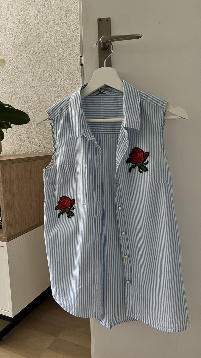 Only Camicette: ONLY gestreiftes Sommerhemd mit Rosen, Größe 34. – Usato da Bern venduto da PrettyLittleWindow