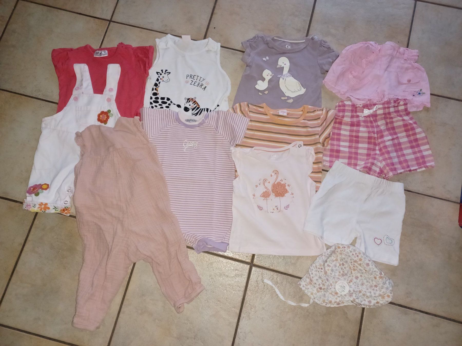 Lotti & Set di vestiti: 12 teiliges Sommerpaket Mädchen 74 – Usato da Matt venduto da Remonso