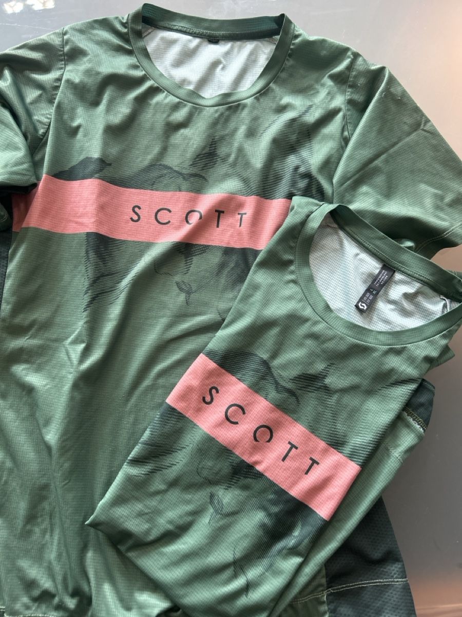 T-shirts: Scott Sportshirts – D'occasion à Bülach par Chicken_nugget