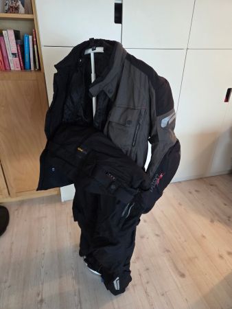 Motorradkleidung - Jacke, Hose, Handschuhe