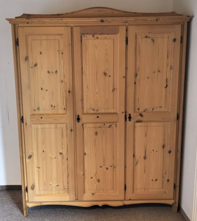 Elegantes Kiefer Schrank Gebraucht Fotos