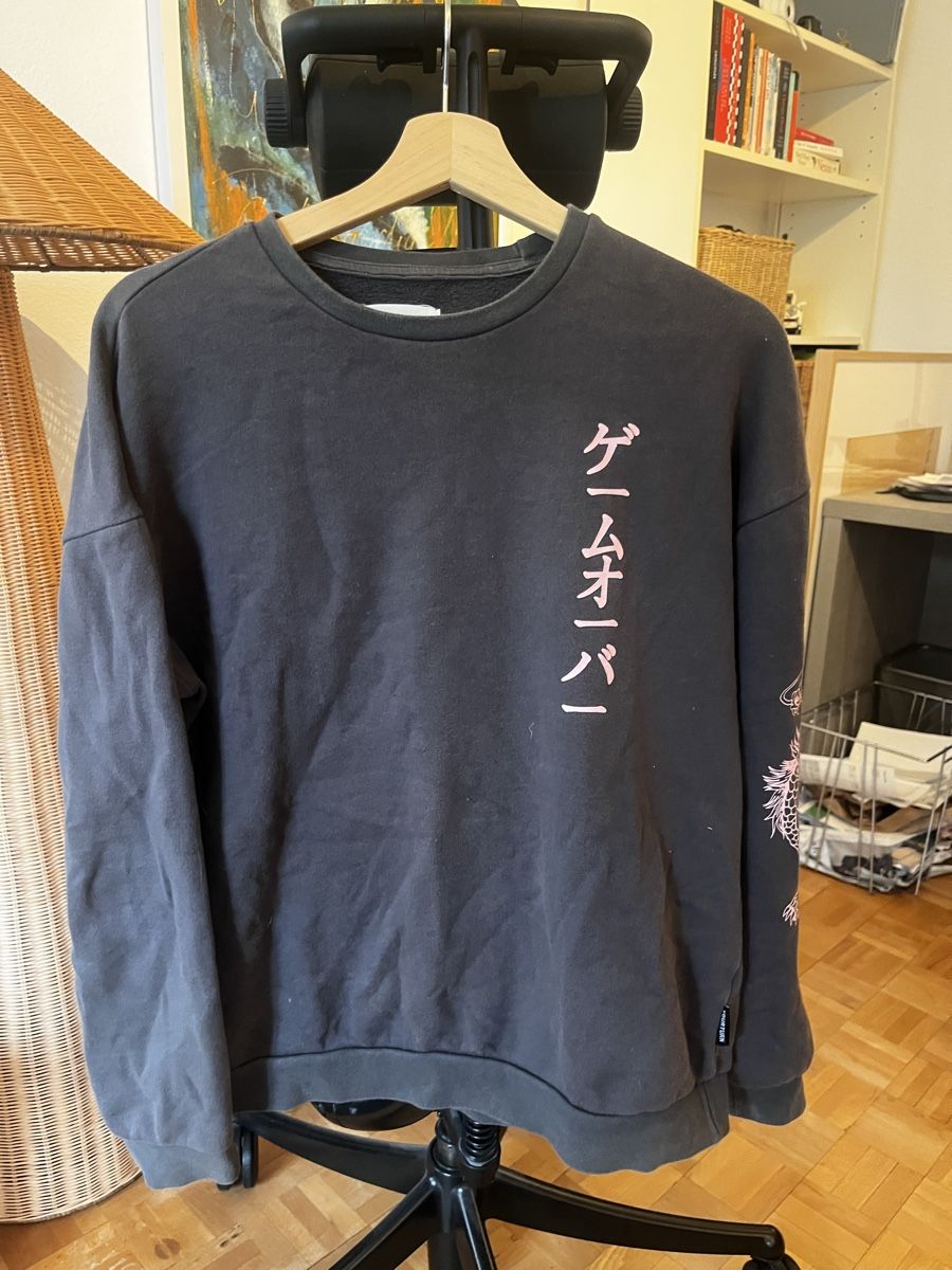 Maglioni & Felpe: Grauer Pullover mit Drachen Motiv – Usato da Zürich venduto da J.Bogdan