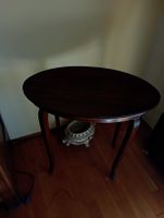 Petite table ovale en bois foncé style classique