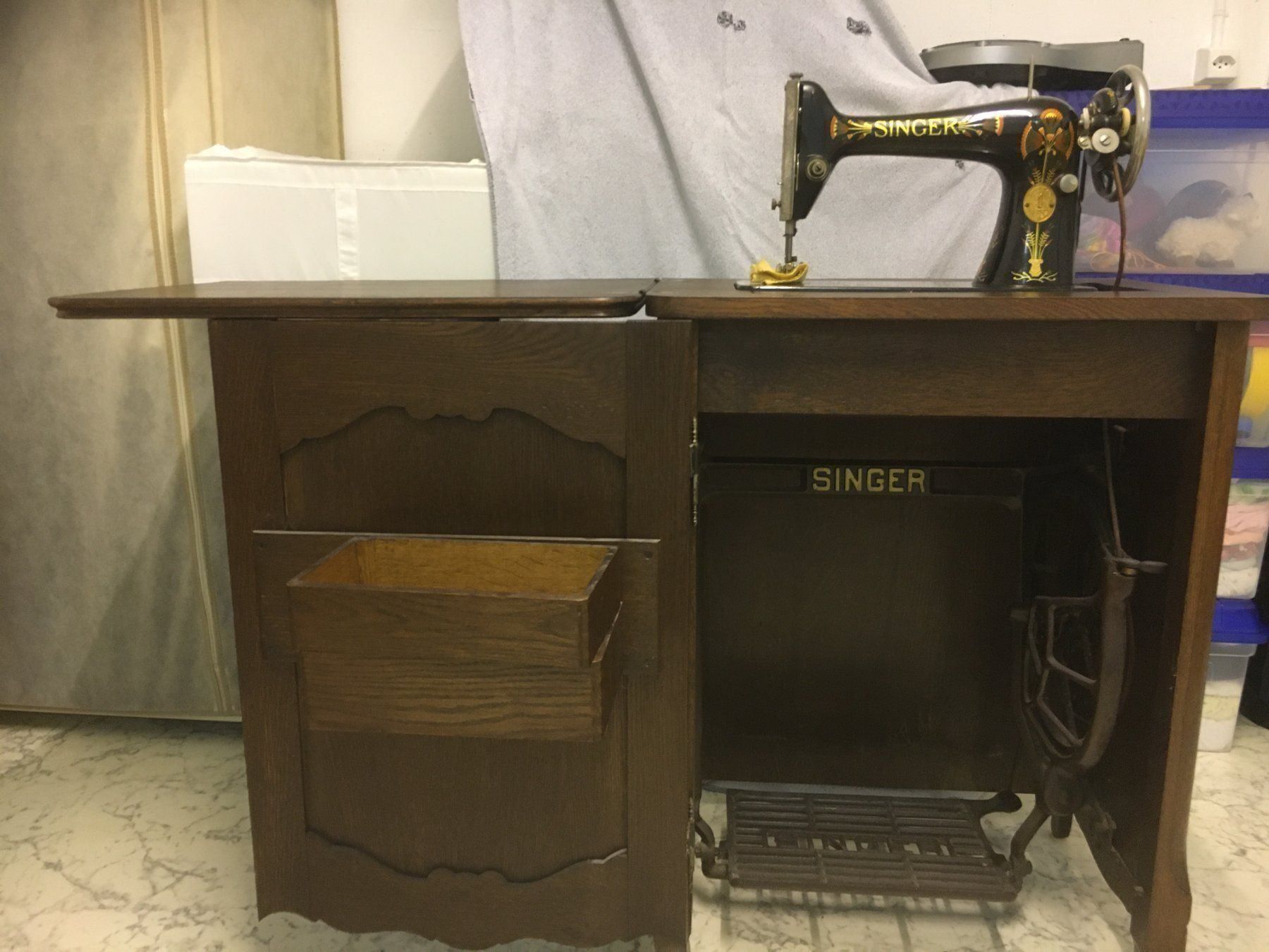Singer Nähmaschinen: Antike SINGER-Nähmaschine inkl. Möbel – Gebraucht aus Endingen von Jilly-Lilly 5