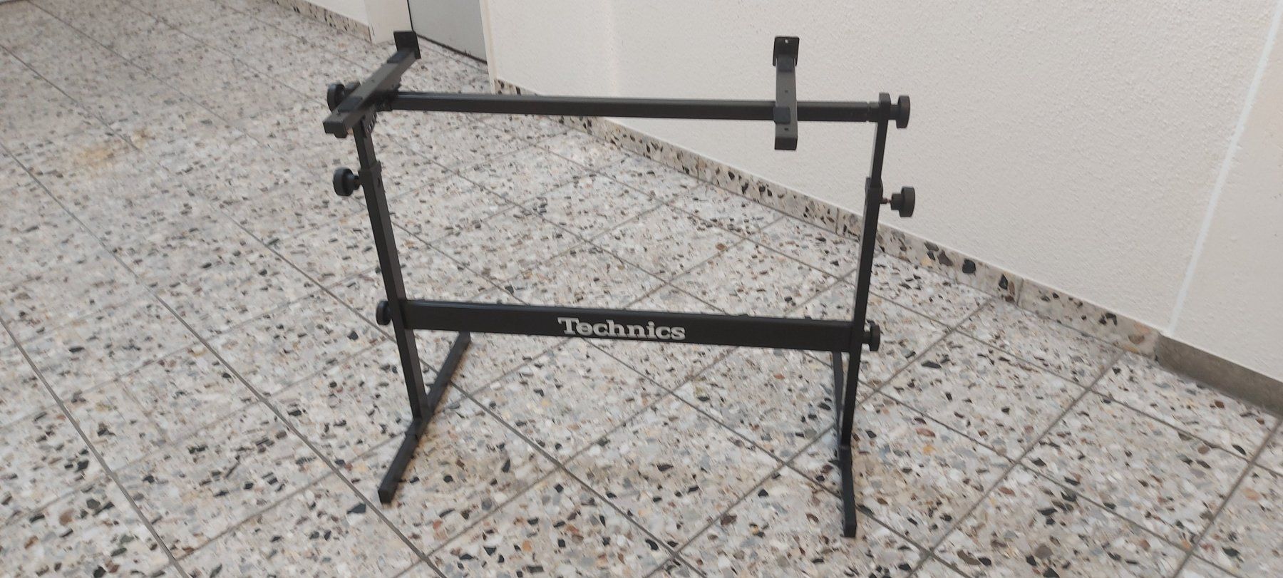 Supporti per strumenti musicali & leggii: Technics keyboard ständer höche & breite,neigen verstellbar – Usato da Glattbrugg venduto da Swissmusik