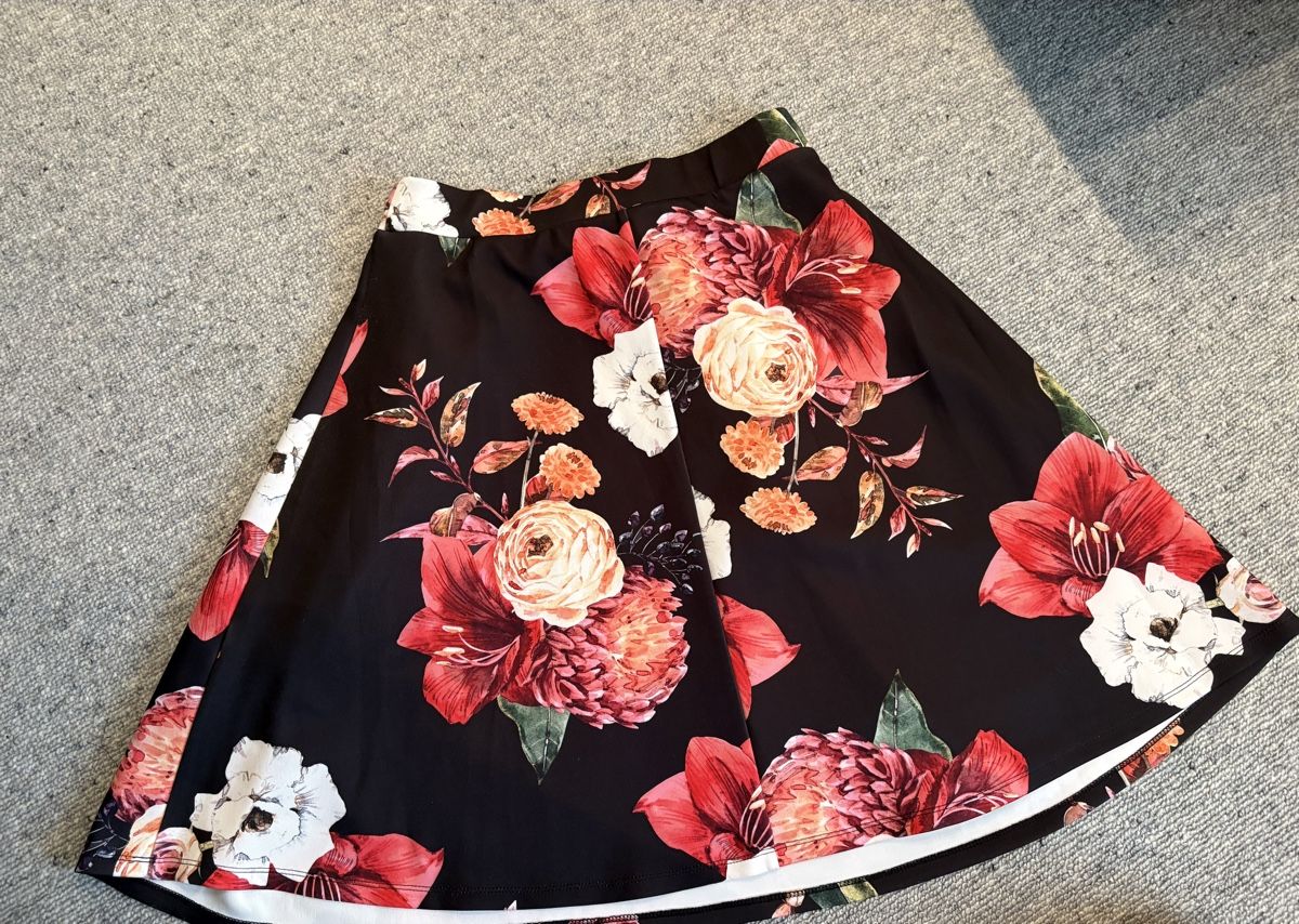 Anna Field Gonne: Rockiger Sommerrock mit Blumenmuster, Grösse S/M – Nuovo (secondo la descrizione) da Ebertswil venduto da shushuj