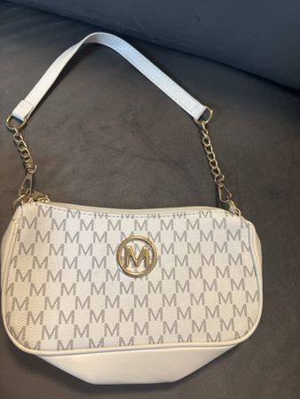 Handtasche weiss mit M-Muster und Kette guter Zustand