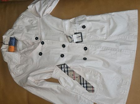 Elegante Burberry Mädchen Regen-trenchcoat. 10J