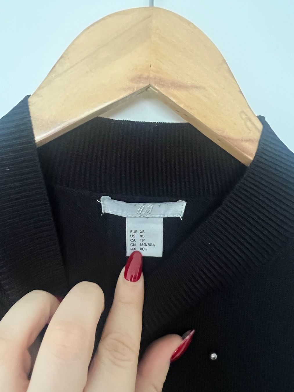 Schwarzer H&M Pullover mit Perlen (Metallperlen, XS/S - Main Image