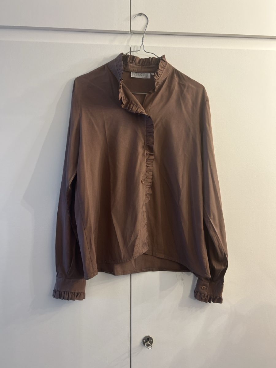 Blusen: Chic brown ruffle blouse - perfect for autumn layering! – Gebraucht aus Marly von redinaber