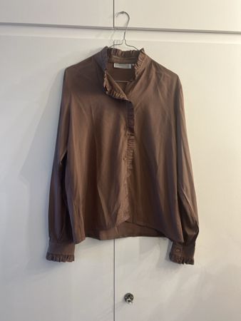 Chic brown ruffle blouse - perfect for autumn layering!