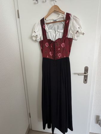 Dirndl-Set mit Blumenstickerei (Gr. 36) – Berwin & Wolff 