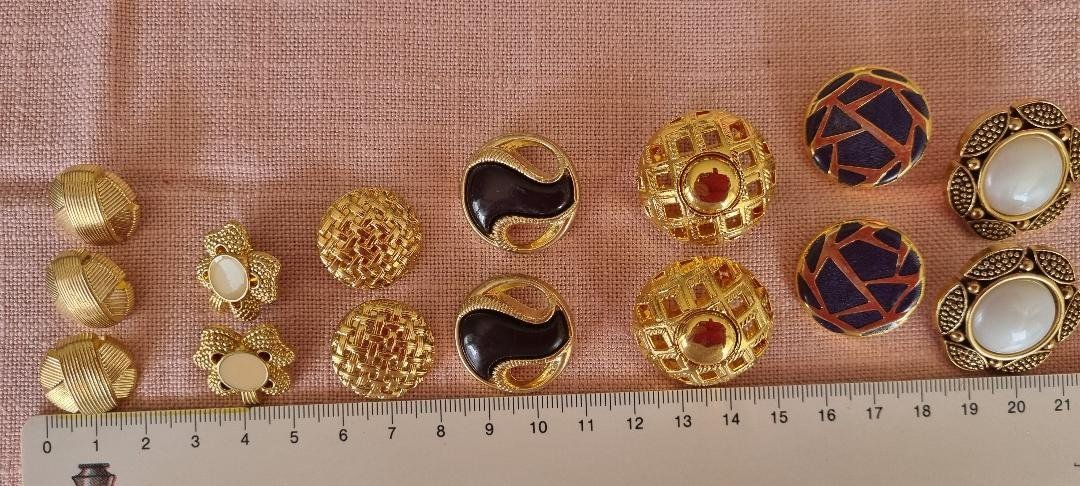 Bottoni: boutons diverses 25 pcs – Nuovo (secondo la descrizione) da Tolochenaz venduto da nieeva