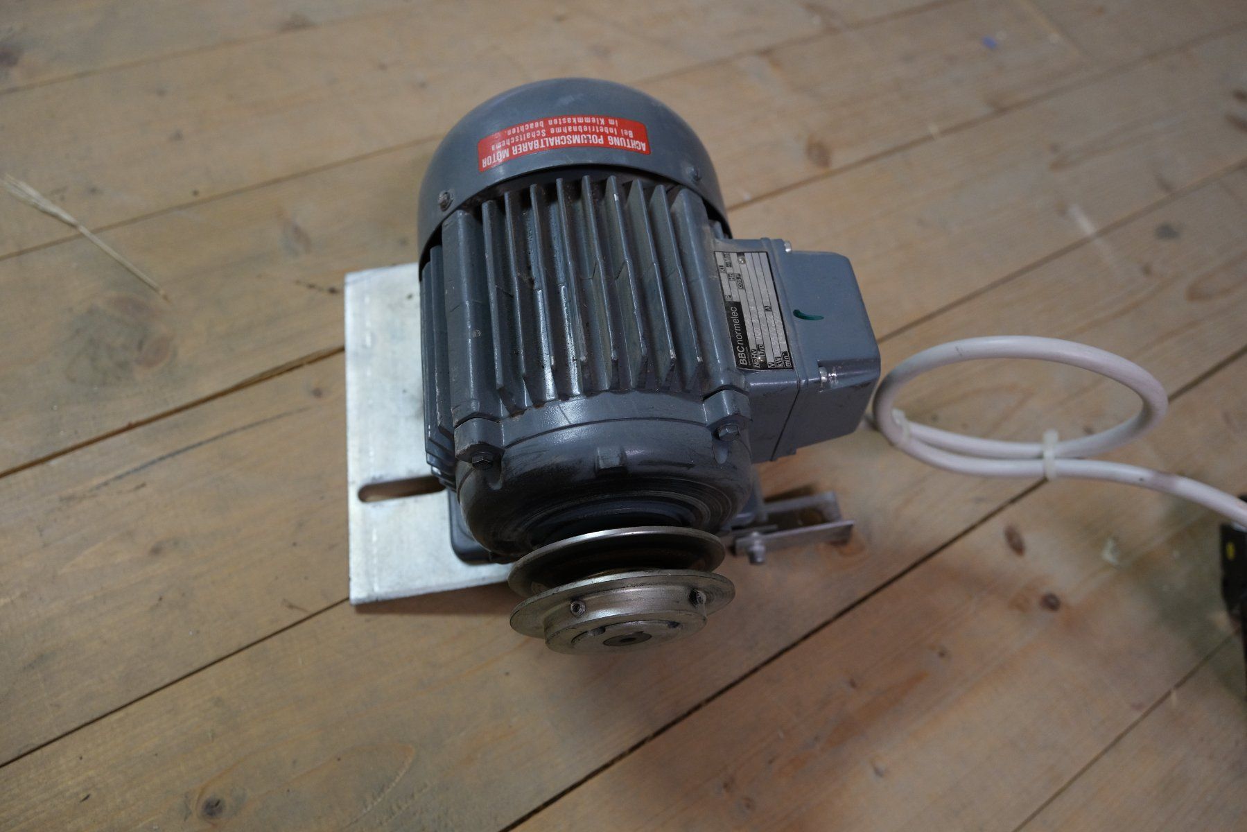 Motoren: BBC Normelec Elektromotor mit Riemenscheibe – Gebraucht aus Disentis/Mustér von mur_yf9h