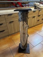 Deko-Säule aus Baumstamm mit Stahlplatte 85 cm hoch