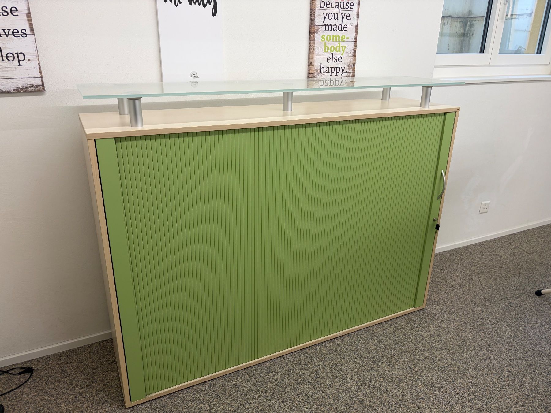 Armadi: Rollladenschrank ELAN mit Glasplatte – Usato da Galgenen venduto da Crystaldisplay
